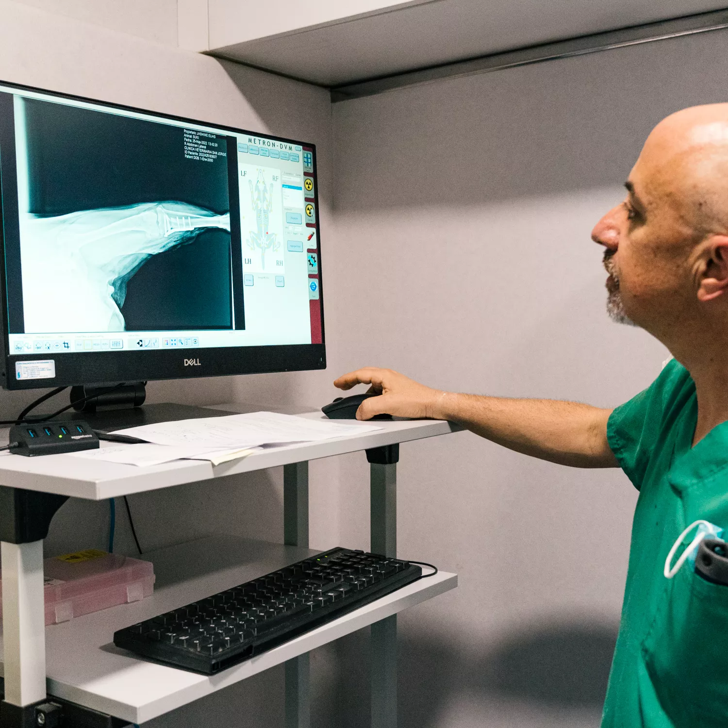 Fernando consultando una radiología de traumatología