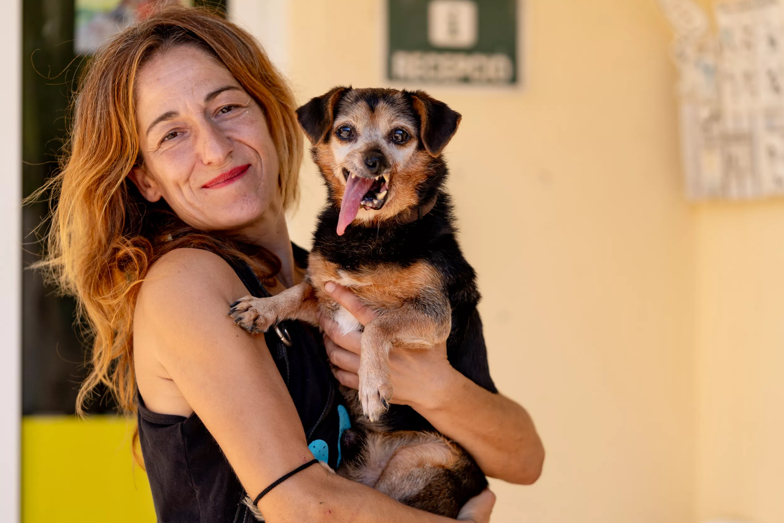 La ayudante en Sa Coma, Julia Carmona, con un perro